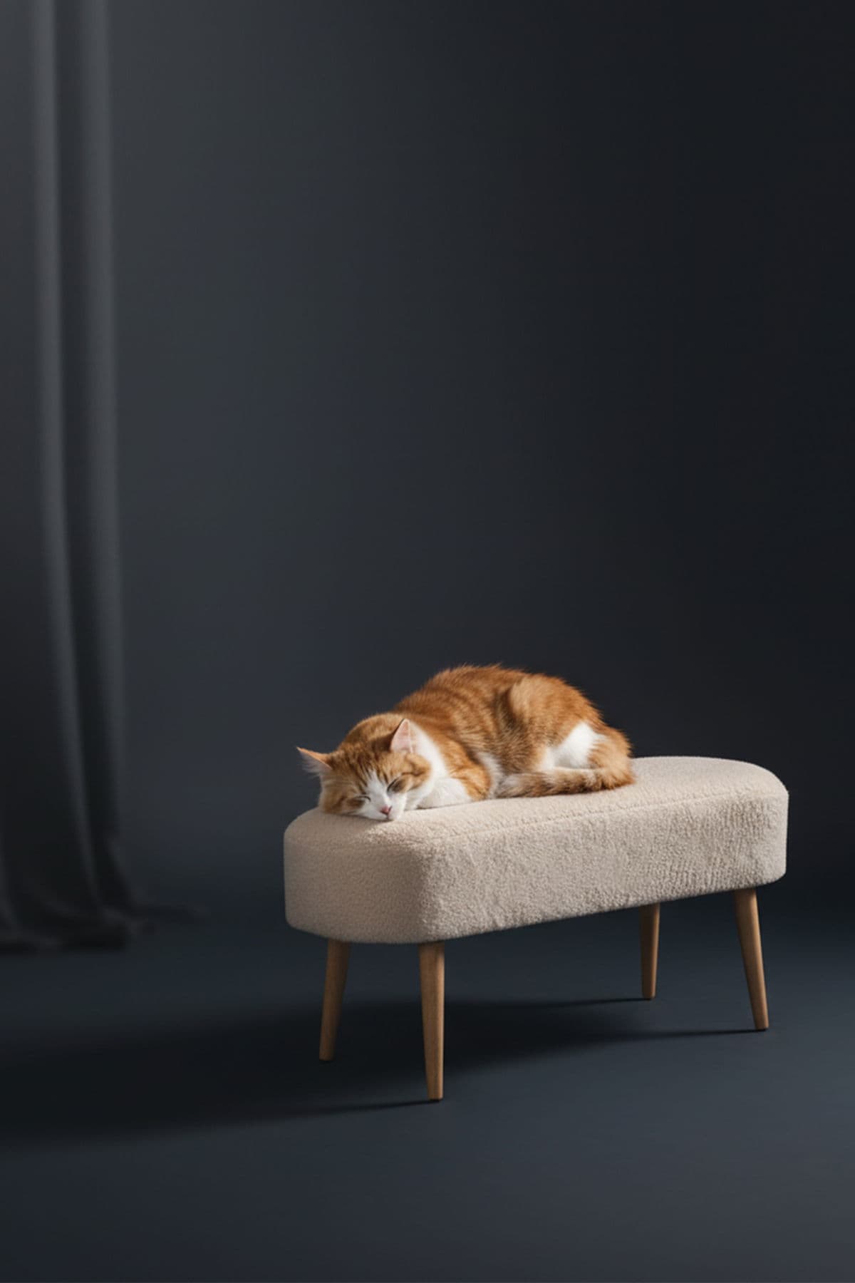 Retro Ahşap Ayaklı Geniş Oturum Alanlı Oval Puf Krem